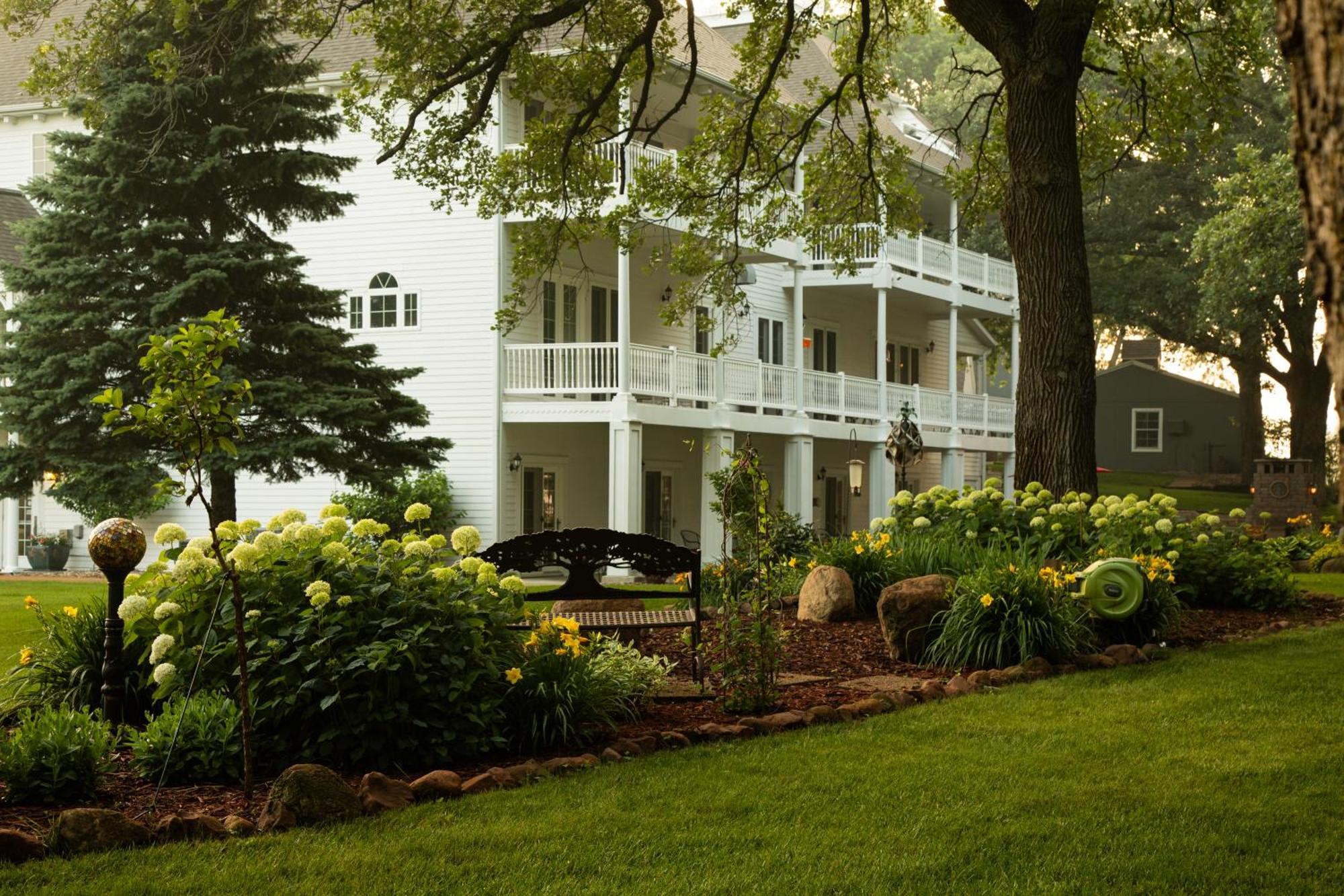 The Oakwood Inn Okoboji Exterior foto